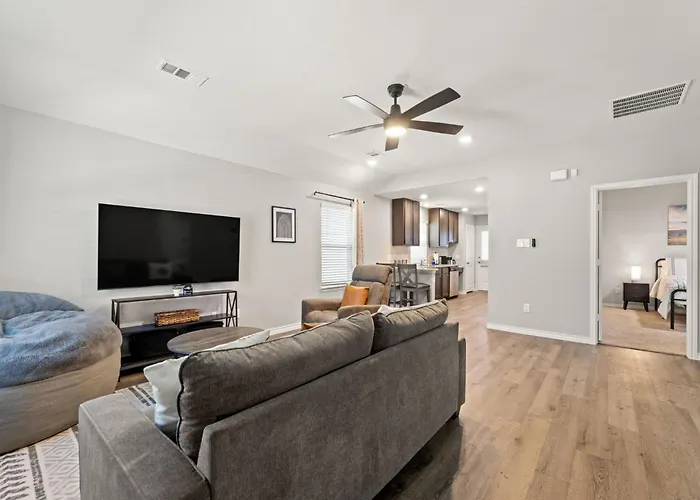 Stylish 2Br -Fenced Yard, Pet Friendly, Near At & T Stadium