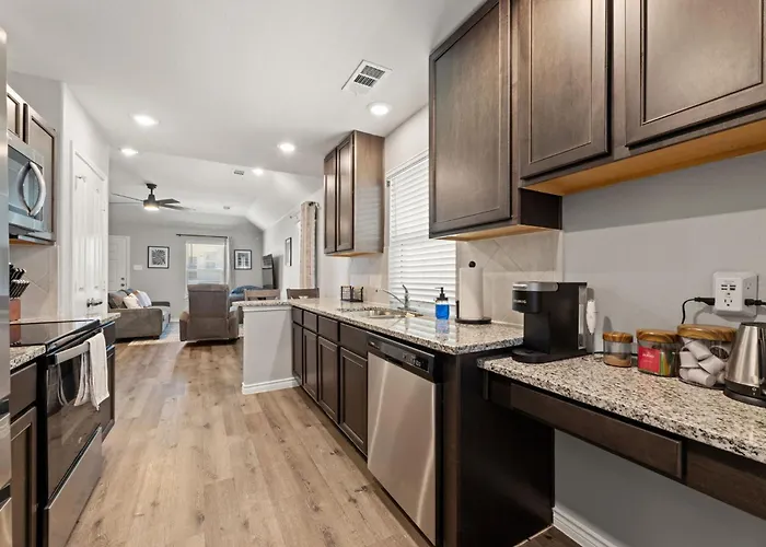 Stylish 2Br -Fenced Yard, Pet Friendly, Near At & T Stadium
