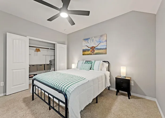 Stylish 2Br -Fenced Yard, Pet Friendly, Near At & T Stadium Ferienhaus Fort Worth