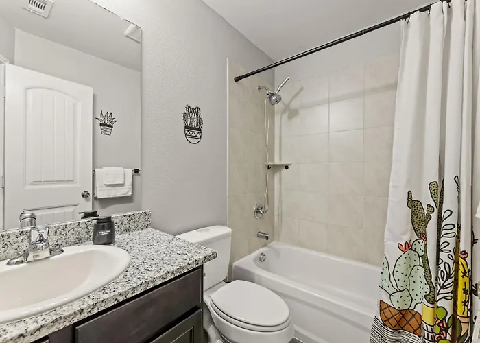 Stylish 2Br -Fenced Yard, Pet Friendly, Near At & T Stadium *