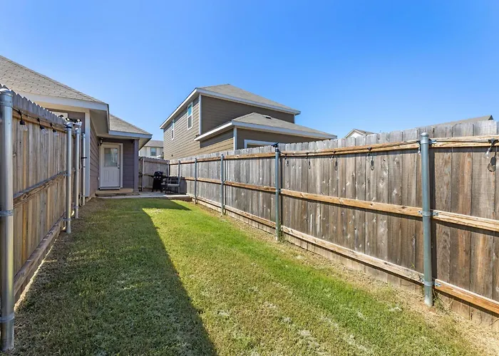 Stylish 2Br -Fenced Yard, Pet Friendly, Near At & T Stadium Ferienhaus