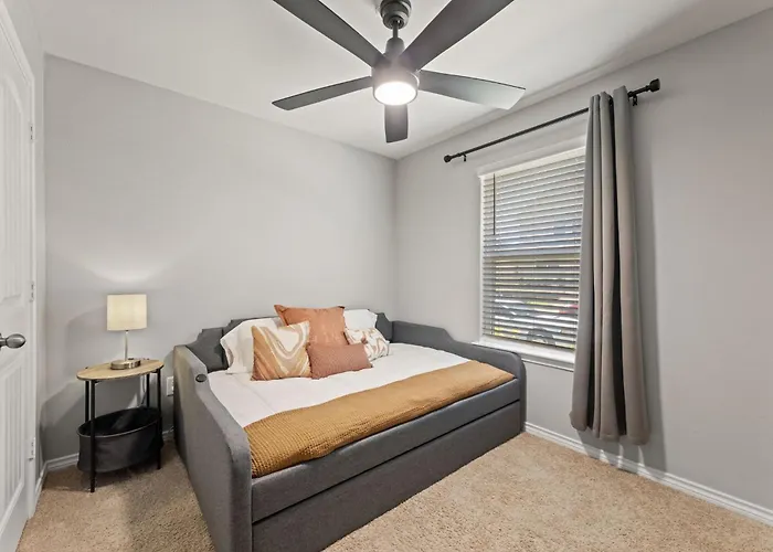 Stylish 2Br -Fenced Yard, Pet Friendly, Near At & T Stadium Fort Worth