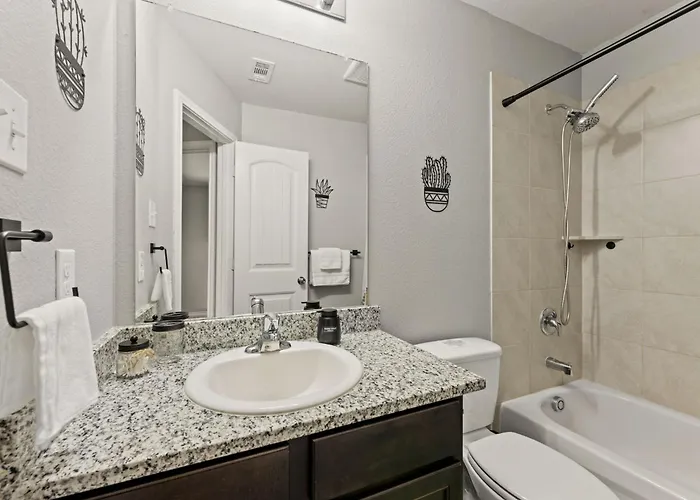 Stylish 2Br -Fenced Yard, Pet Friendly, Near At & T Stadium