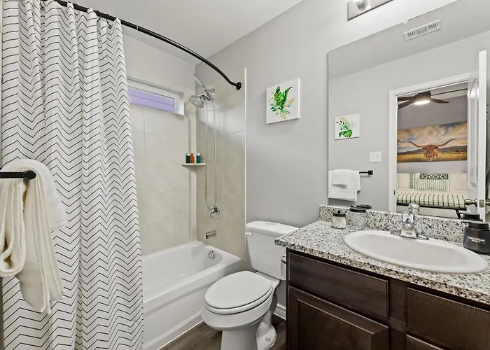 Ferienhaus Stylish 2Br -Fenced Yard, Pet Friendly, Near At & T Stadium *