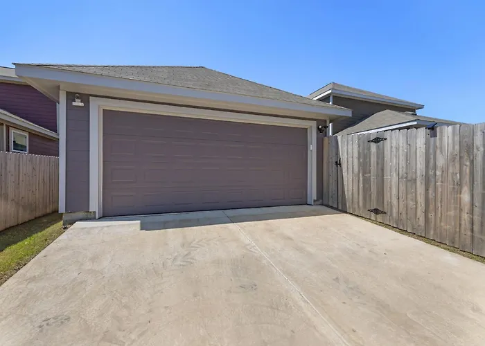 Stylish 2Br -Fenced Yard, Pet Friendly, Near At & T Stadium * Fort Worth