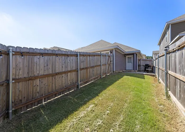 Stylish 2Br -Fenced Yard, Pet Friendly, Near At & T Stadium Ferienhaus *