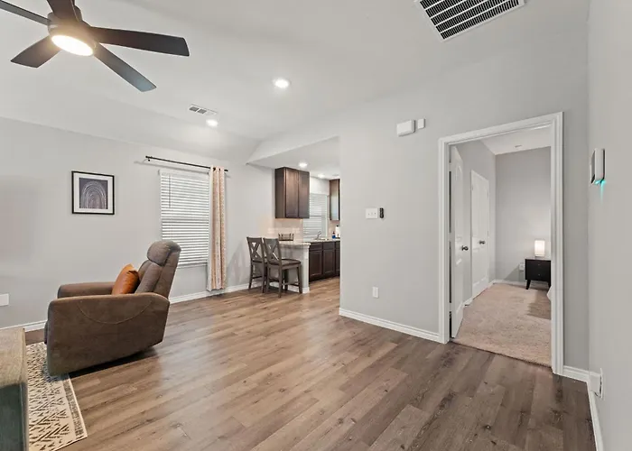 Stylish 2Br -Fenced Yard, Pet Friendly, Near At & T Stadium