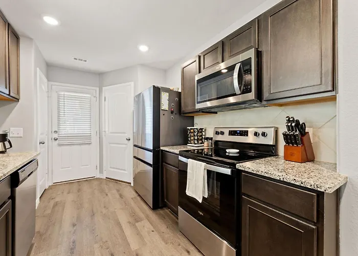 Stylish 2Br -Fenced Yard, Pet Friendly, Near At & T Stadium Fort Worth