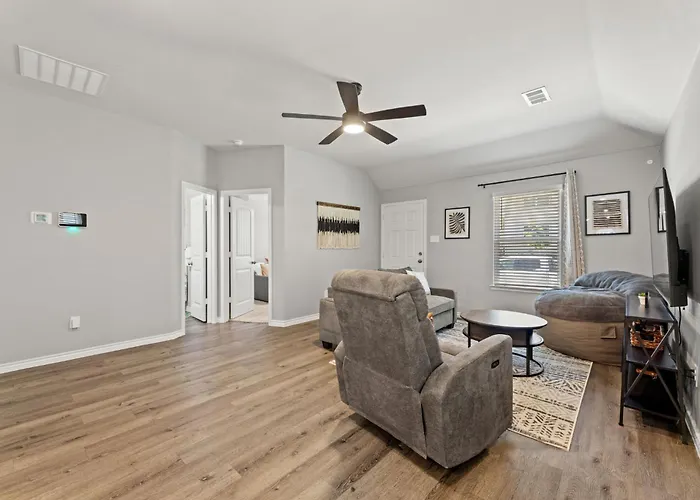 Stylish 2Br -Fenced Yard, Pet Friendly, Near At & T Stadium Ferienhaus