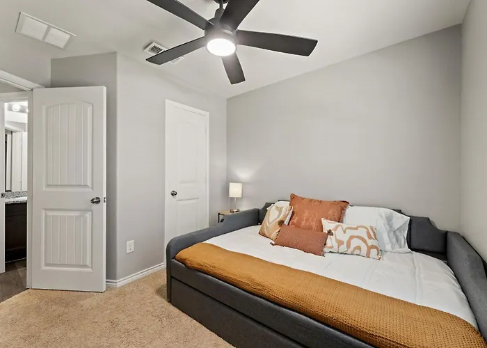 Stylish 2Br -Fenced Yard, Pet Friendly, Near At & T Stadium * Fort Worth
