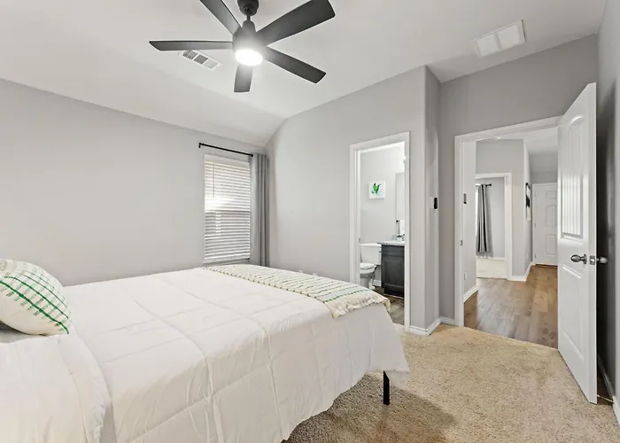 Stylish 2Br -Fenced Yard, Pet Friendly, Near At & T Stadium