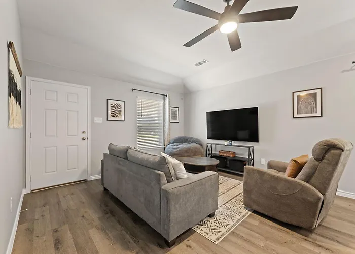 Stylish 2Br -Fenced Yard, Pet Friendly, Near At & T Stadium Ferienhaus