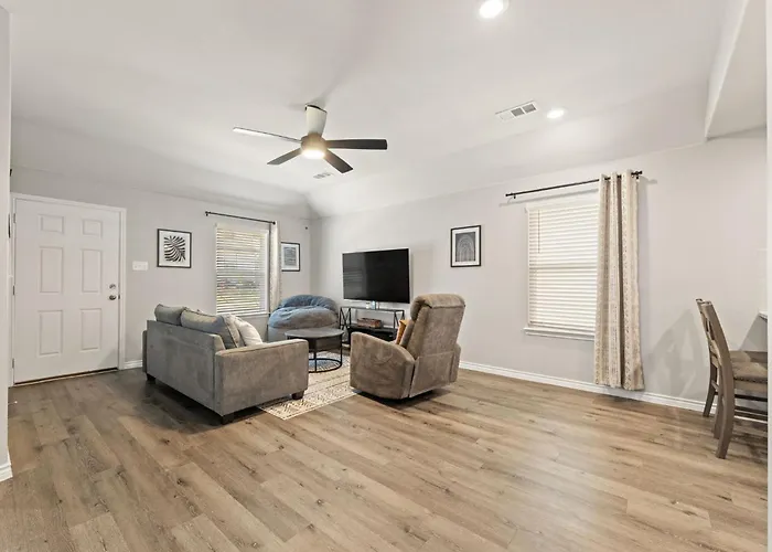 Stylish 2Br -Fenced Yard, Pet Friendly, Near At & T Stadium Ferienhaus Fort Worth